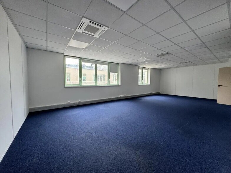 Office in Pantin for lease - Building Photo - Image 2 of 11