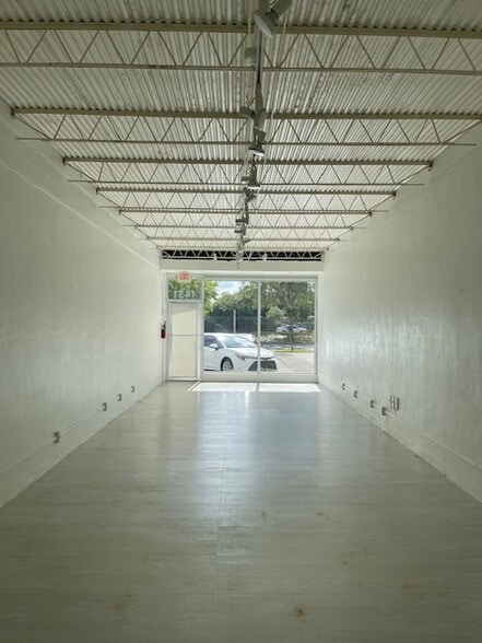 1435 NE 4th Ave, Fort Lauderdale, FL à louer - Photo intérieure - Image 2 de 9
