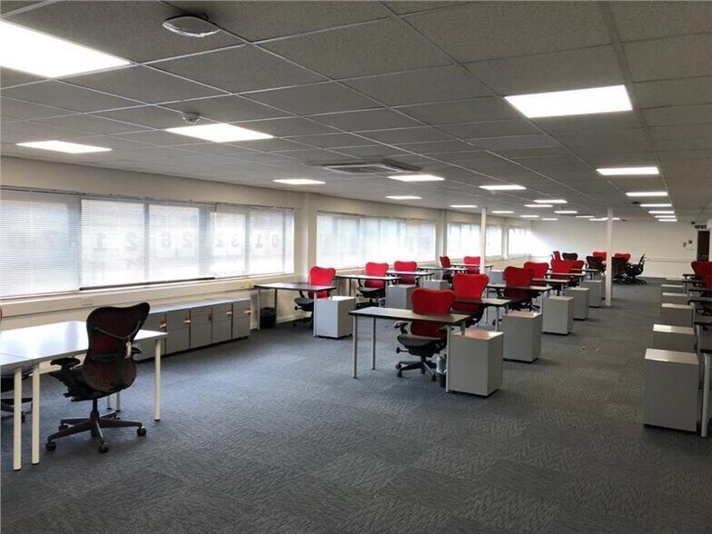 Thames Rd, Crayford à louer - Photo du bâtiment - Image 2 de 8