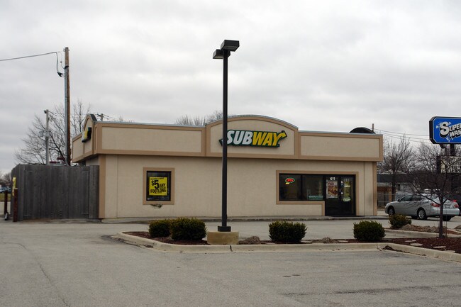 Plus de détails pour 411 Chicago Rd, Oswego, IL - Commerce de détail à louer