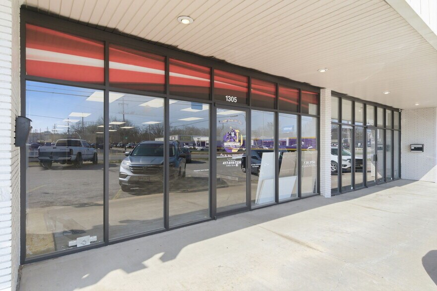 1301-1349 S Glenstone Ave, Springfield, MO à louer - Photo du bâtiment - Image 2 de 25