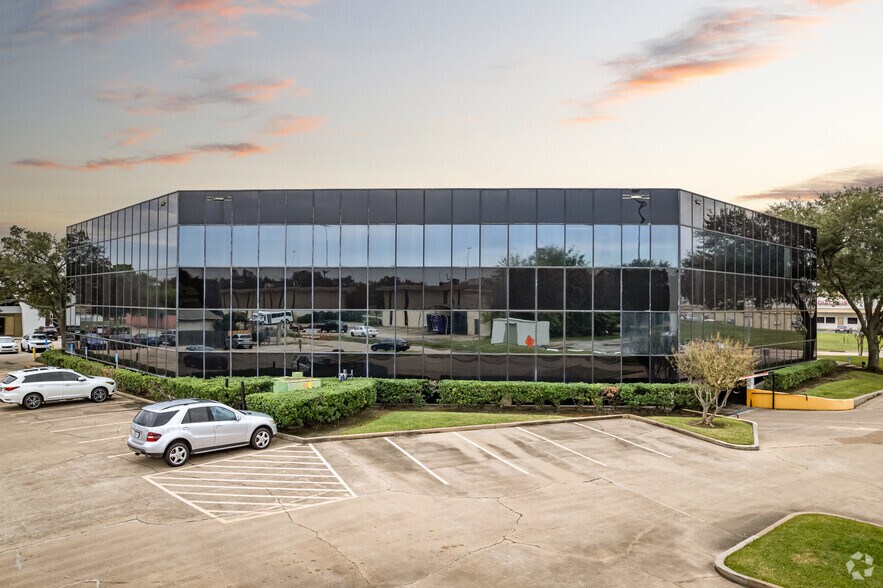 101 Southwestern Blvd, Sugar Land, TX à louer - Photo du bâtiment - Image 2 de 12