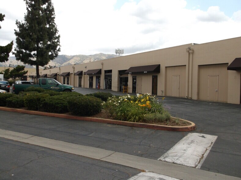 2001 E Gladstone St, Glendora, CA à louer - Photo du bâtiment - Image 3 de 5