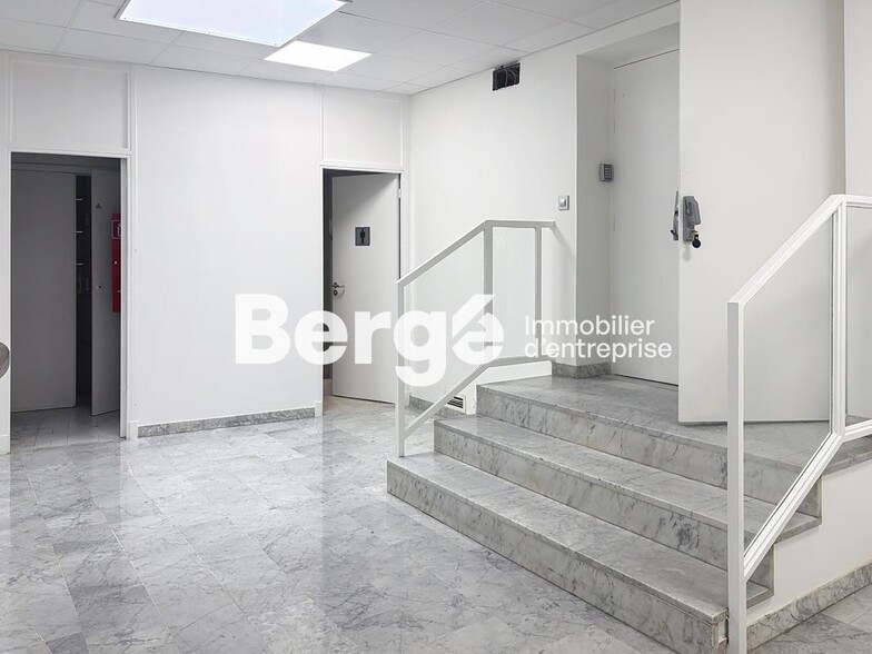 215 Rue De Goa, Antibes for sale - Interior Photo - Image 2 of 16