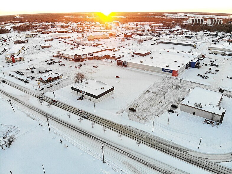 300 Mystery Lake Rd, Thompson, MB à louer - Photo du bâtiment - Image 2 de 12