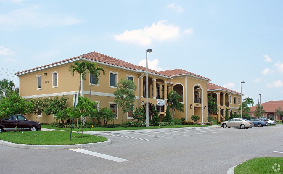 549 NW Lake Whitney Pl, Port Saint Lucie, FL à vendre - Photo du bâtiment - Image 2 de 20