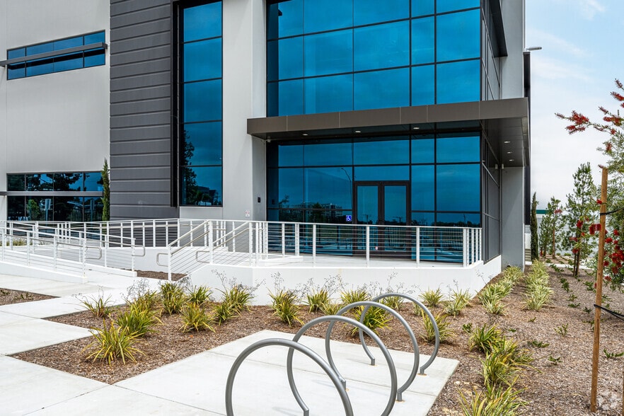 3525 E Airport Dr, Ontario, CA for lease - Building Photo - Image 2 of 6