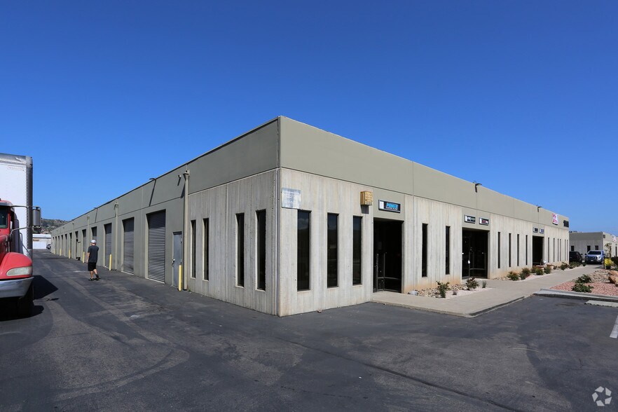 1444 Pioneer Way, El Cajon, CA à louer - Photo du bâtiment - Image 3 de 4