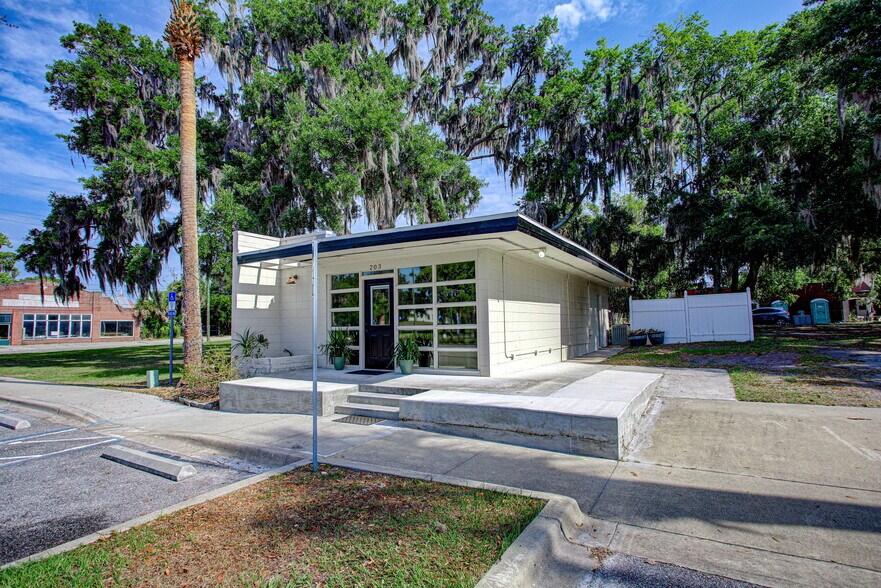203 Laurel St, Palatka, FL à vendre - Photo du bâtiment - Image 3 de 24