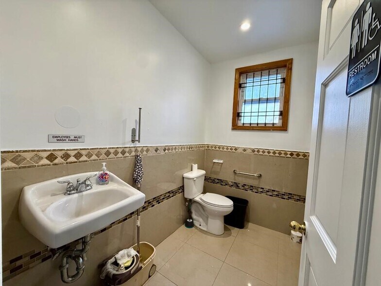 12403 18th Ave, College Point, NY à louer - Photo du bâtiment - Image 3 de 8