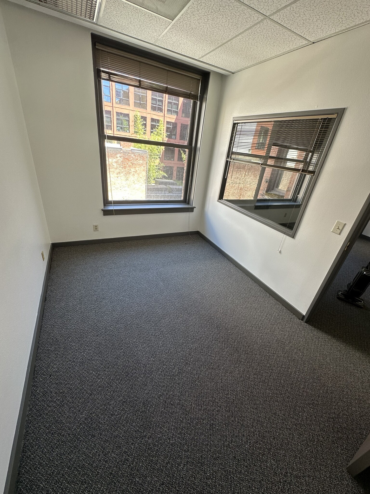 132 SW 3rd Ave, Portland, OR for lease Interior Photo- Image 1 of 8