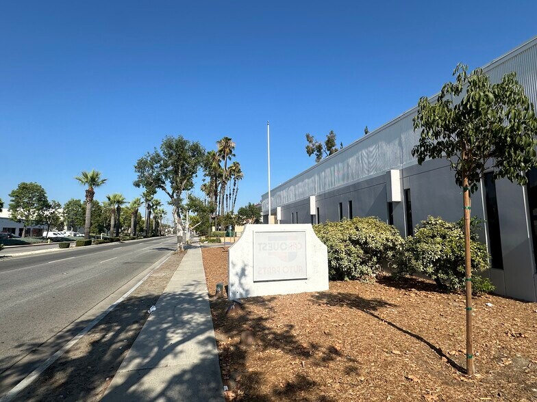 16080 Arrow Hwy, Irwindale, CA à louer - Photo du bâtiment - Image 2 de 5