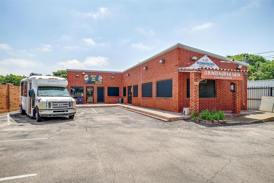 9738 Brockbank Dr, Dallas, TX à vendre - Photo du bâtiment - Image 1 de 7