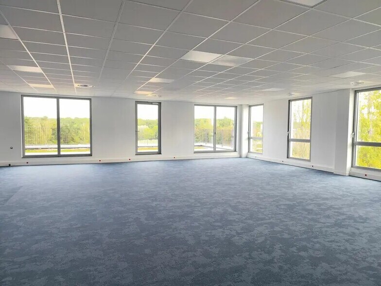 Office in Plaisir for lease - Building Photo - Image 2 of 8