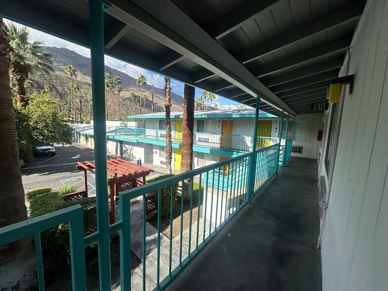 1450 S Palm Canyon Dr, Palm Springs, CA à vendre - Photo du bâtiment - Image 2 de 8