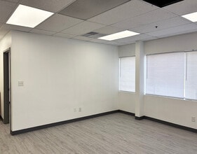 5001 Crown Manor Pl, Louisville, KY for lease Interior Photo- Image 2 of 6