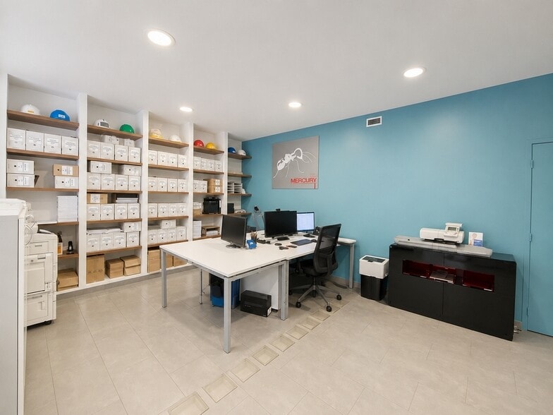 2 Avenue De Corbera, Paris for lease - Interior Photo - Image 3 of 7