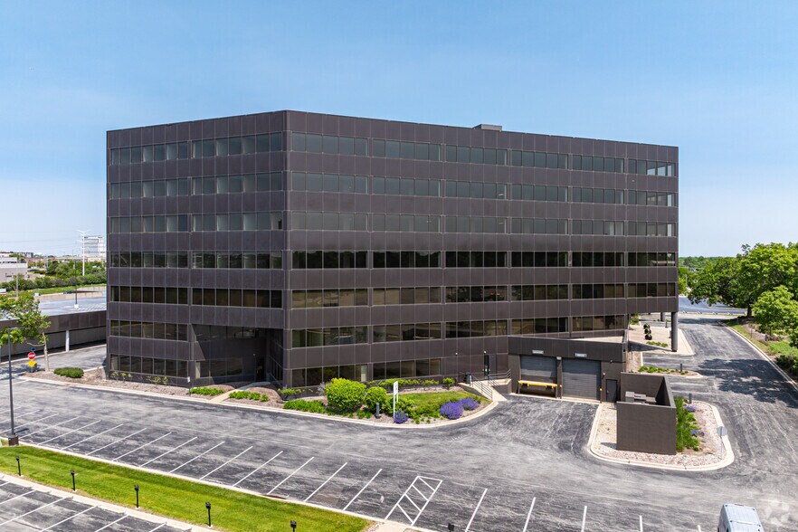 1020 W 31st St, Downers Grove, IL à louer - Photo du bâtiment - Image 3 de 19