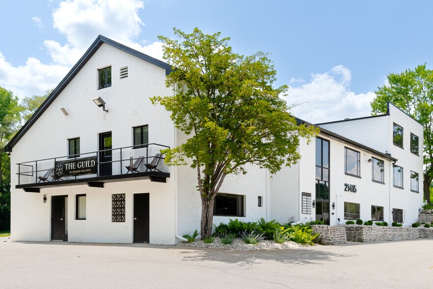 21415 W Greenfield Ave, New Berlin, WI à louer - Photo du bâtiment - Image 2 de 9