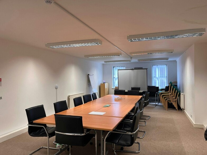 2-4 Temple St, Aylesbury à louer - Photo du bâtiment - Image 3 de 11