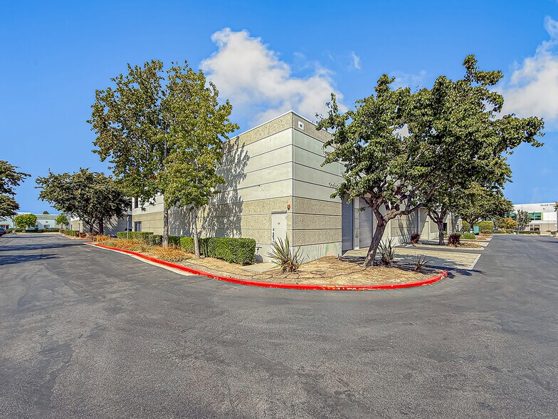 2362 E Sturgis Rd, Oxnard, CA à vendre - Photo du bâtiment - Image 3 de 13