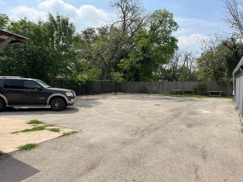 1100 Austin Hwy, San Antonio, TX à louer - Photo du bâtiment - Image 3 de 20