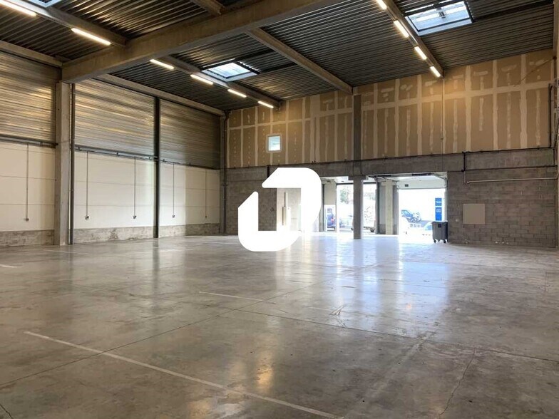 Flex in Bois-d'Arcy for lease - Interior Photo - Image 2 of 18