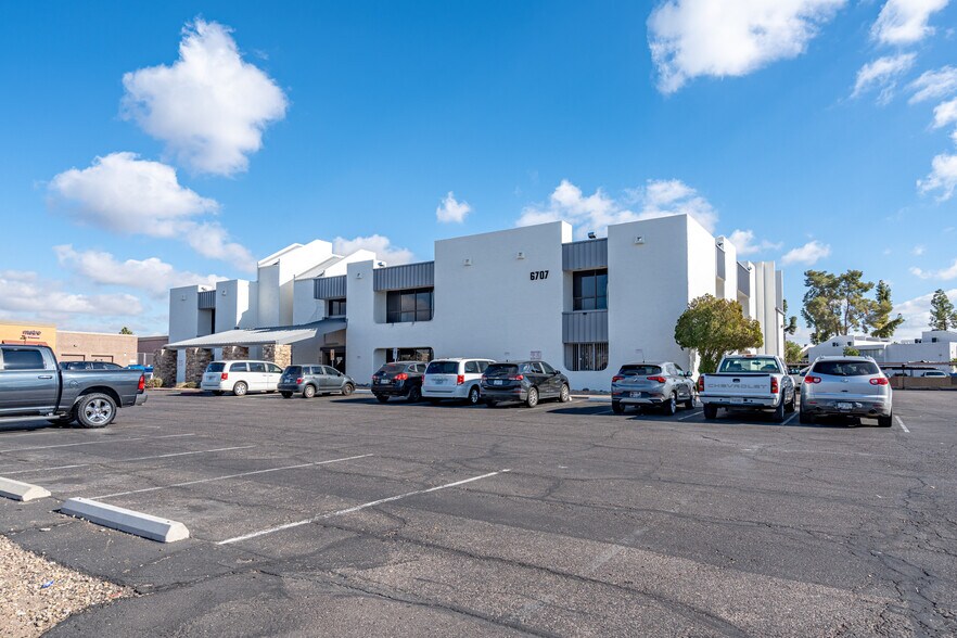 6707 N 19th Ave, Phoenix, AZ à louer - Photo du bâtiment - Image 2 de 8