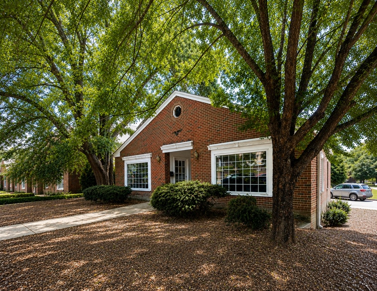 230 W Pennsylvania Ave, Southern Pines, NC for sale - Primary Photo - Image 1 of 6