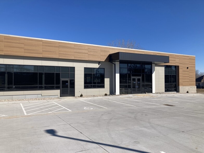 2306 56th Ave W, Bettendorf, IA for lease - Building Photo - Image 2 of 3