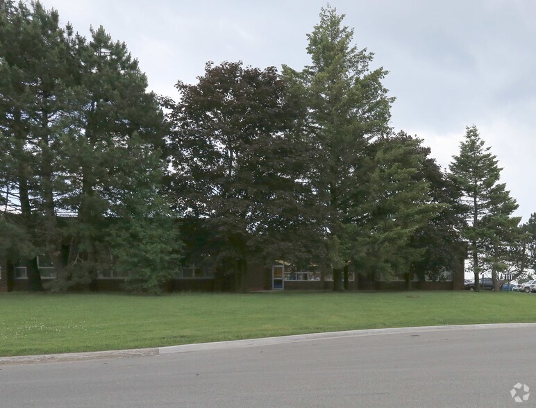111 Industrial Dr, Whitby, ON à louer - Photo du bâtiment - Image 2 de 9
