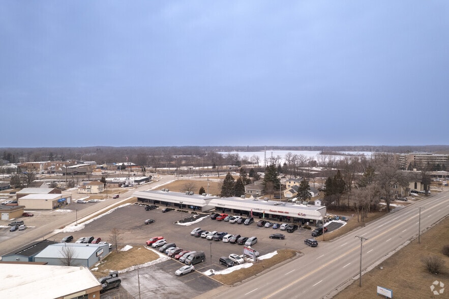 210-216 N Milwaukee Ave, Lake Villa, IL for lease - Primary Photo - Image 1 of 21