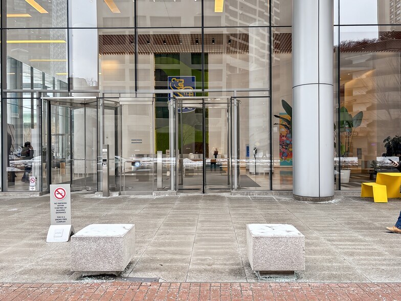 88 Queens Quay W, Toronto, ON à louer - Photo du bâtiment - Image 2 de 19