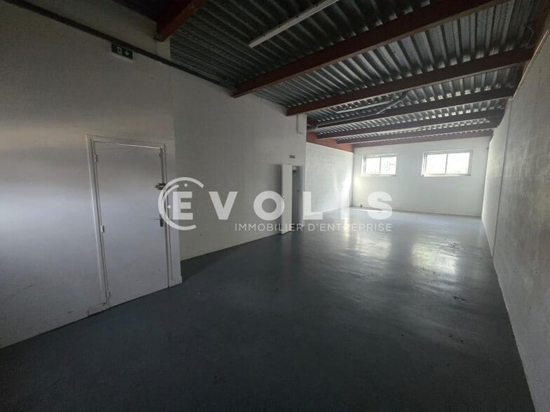 17 Rue Des Cerisiers, Lisses for lease - Interior Photo - Image 2 of 8