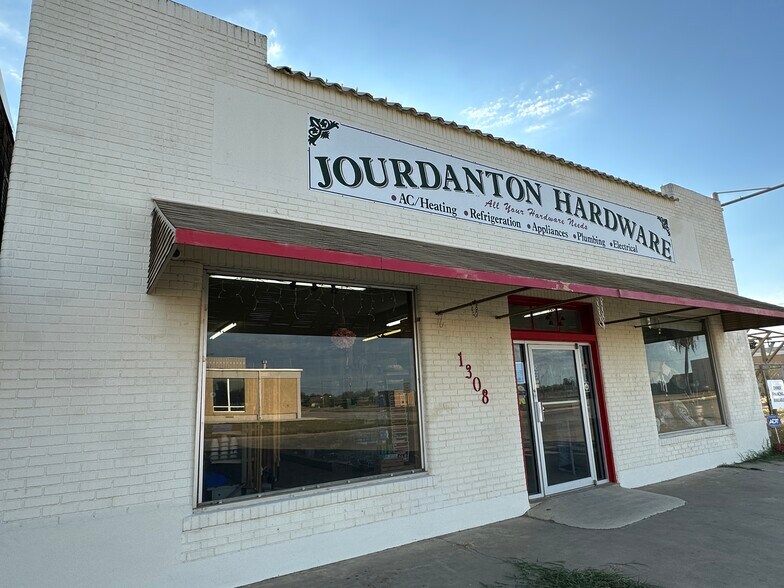 1308 Simmons Ave, Jourdanton, TX à vendre - Photo du bâtiment - Image 3 de 12