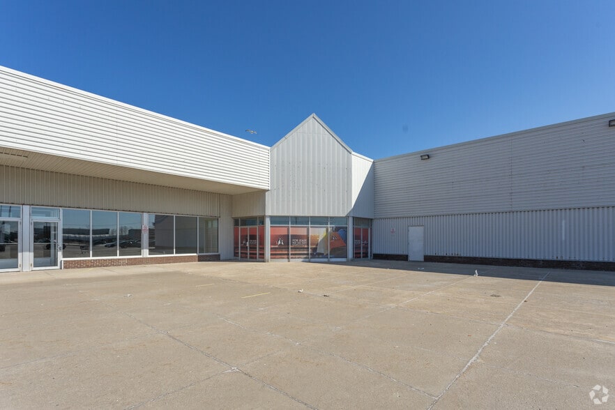 525 Welland Ave, St Catharines, ON for lease - Building Photo - Image 2 of 7