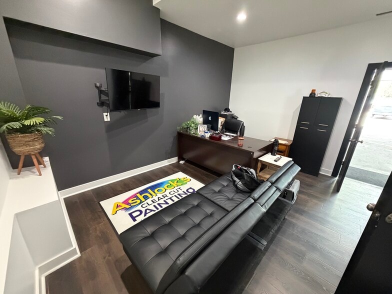 1332 E Division St, Evansville, IN for sale - Interior Photo - Image 2 of 6