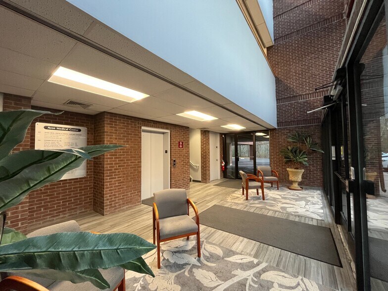 34 Dale Rd, Avon, CT à louer - Photo du bâtiment - Image 3 de 5