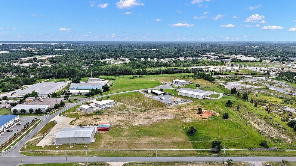 1721 Leesburg Commons Ct, Leesburg, FL à vendre - Photo du bâtiment - Image 2 de 11
