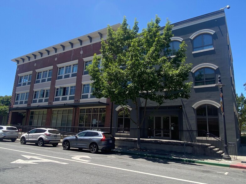101 2nd St, Petaluma, CA à louer - Photo du bâtiment - Image 2 de 9