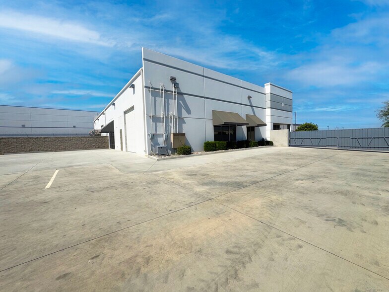 19237 Flightpath Way, Bakersfield, CA à louer - Photo du bâtiment - Image 3 de 8