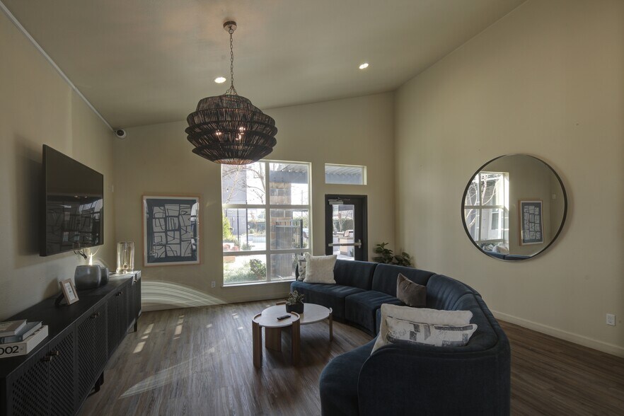 The Mezzo portefeuille de 2 propriétés à vendre sur LoopNet.ca - Photo du bâtiment - Image 2 de 21