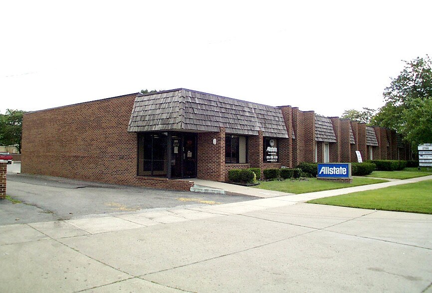 27500 Hoover Rd, Warren, MI à vendre - Photo du bâtiment - Image 2 de 46