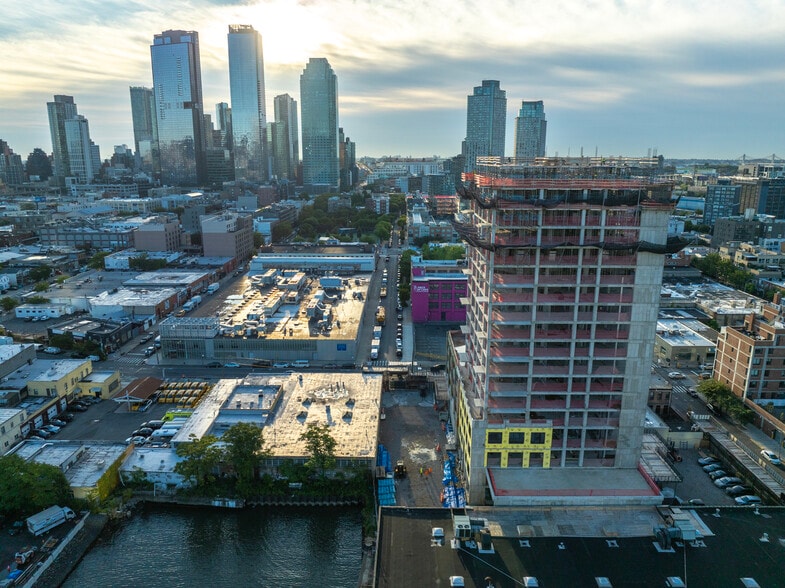 45-40 Vernon Blvd, Long Island City, NY for lease - Building Photo - Image 3 of 4