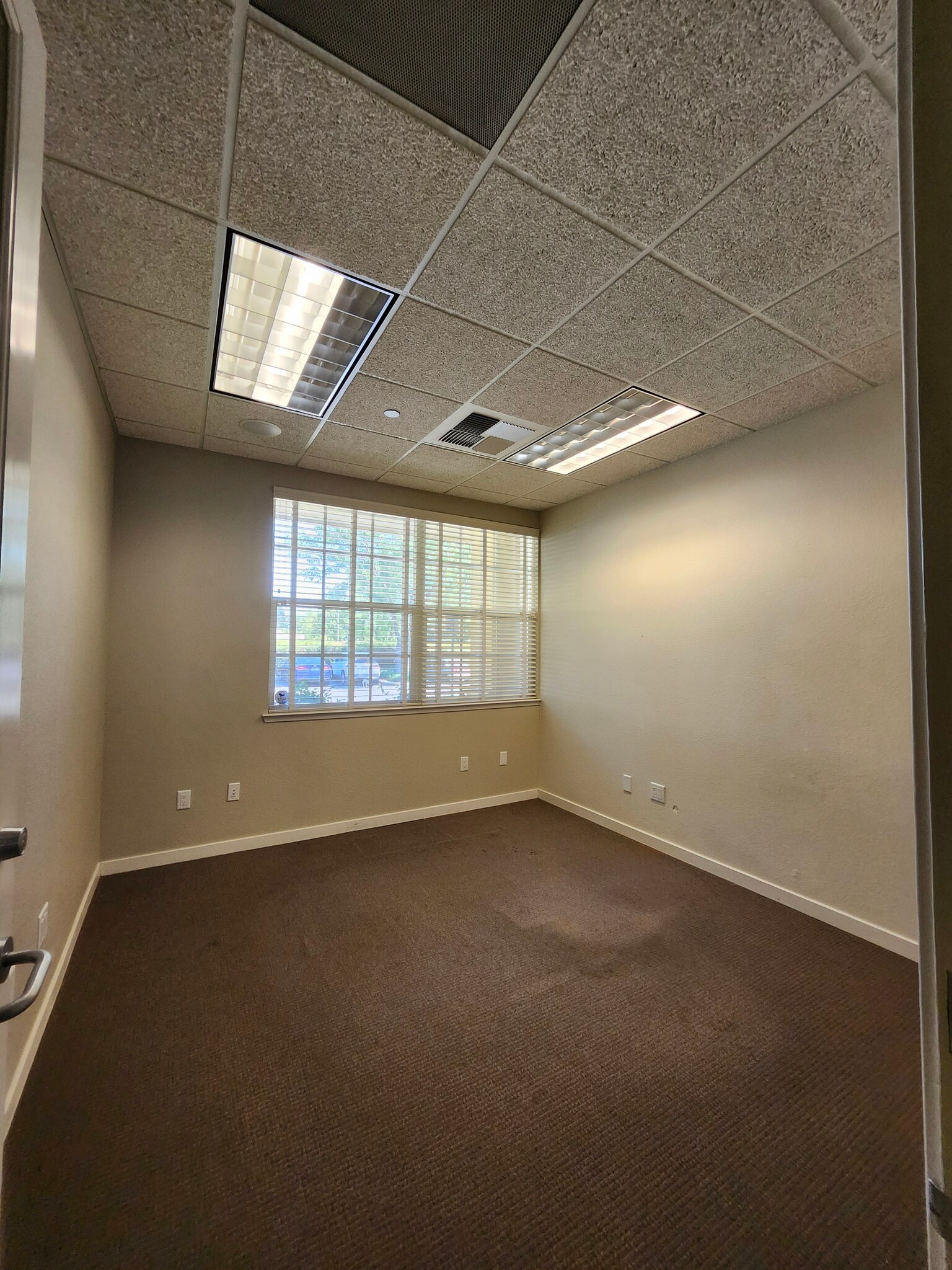 1110 Civic Center Blvd, Yuba City, CA for lease Interior Photo- Image 1 of 2