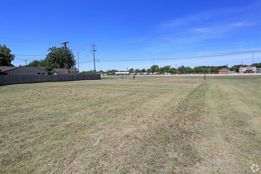 I-35 & Austin St, Sanger, TX à louer - Photo du bâtiment - Image 3 de 3