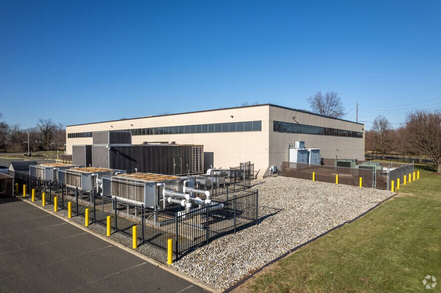 202 Campus Dr, Somerset, NJ à louer - Photo du bâtiment - Image 2 de 6