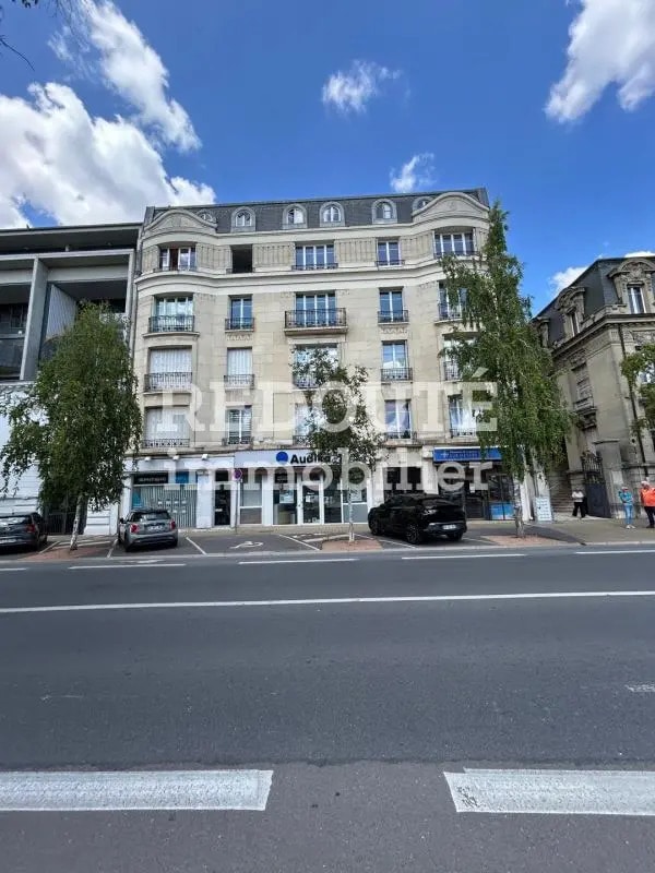 Retail in Reims for lease Building Photo- Image 1 of 7