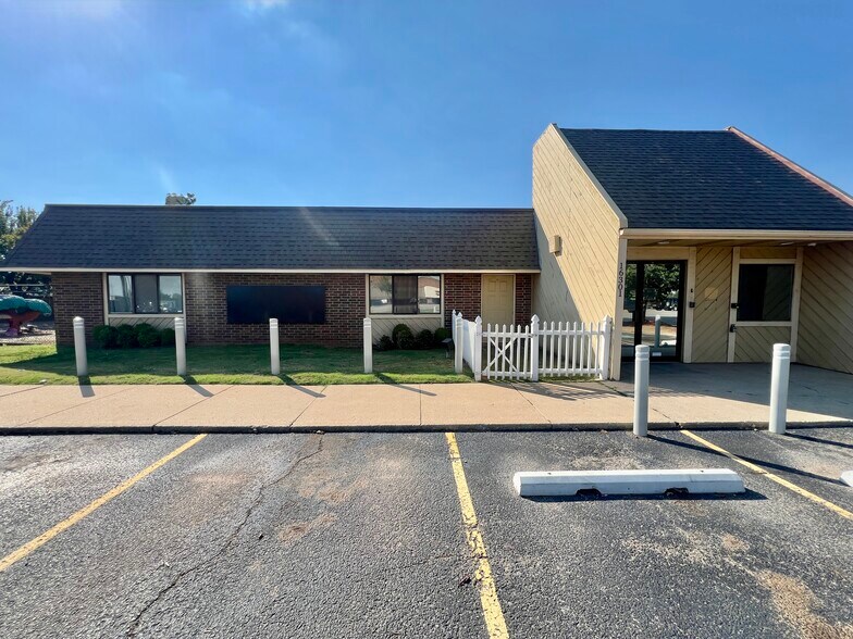 16301 N Santa Fe Ave, Edmond, OK à louer - Photo du bâtiment - Image 2 de 7