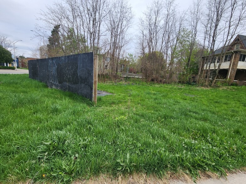 685 Brant St, Burlington, ON à vendre - Photo du bâtiment - Image 1 de 4